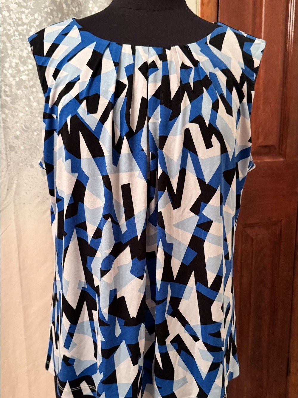 CALVIN KLEIN Sleeveless Geometric Print Top in Blue, Black & White